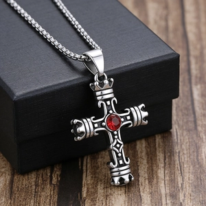 Collana a croce in acciaio inox retrò con gemma rossa e dettagli gotici