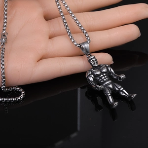 Détail du pendentif homme musclé en acier titane argenté vieilli avec chaîne de perles carrées
