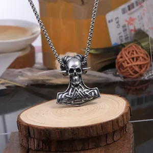 Détail du pendentif crâne viking argenté avec des motifs de nœuds celtiques complexes