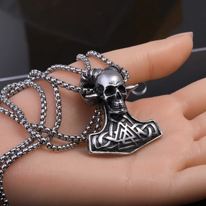 Détail du pendentif Viking Mjölnir avec crâne de bélier sur une chaîne en acier