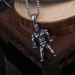 Détail du pendentif bodybuilder musclé fabriqué en acier inoxydable poli