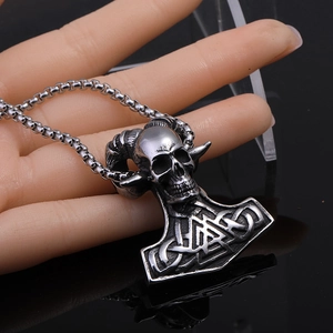 Détail macro du pendentif Marteau de Thor viking avec crâne de bélier vintage
