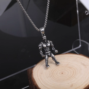 Détail du pendentif musclé en argent rétro sur un support en bois naturel