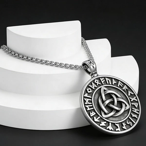 Détail du pendentif Viking en acier avec des runes et le symbole de la Triquetra