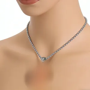 Détail du pendentif Viking Triquetra avec runes nordiques et finition oxydée rétro