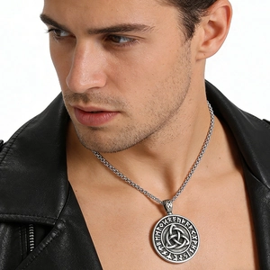 Vue détaillée du collier viking avec runes d'Odin et nœud celtique porté par un mannequin