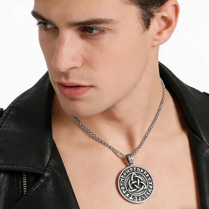 Collier viking nordique avec nœud de Triquetra et runes en acier inoxydable vieilli