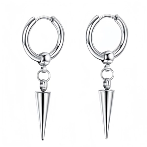 Boucles d'oreilles créoles punk en acier inoxydable avec pendentif cône sur fond blanc