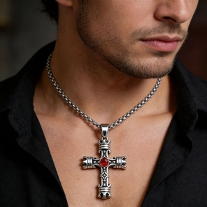 Collana con ciondolo a croce in acciaio inox retrò da uomo con gemma rossa e catena