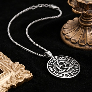 Gros plan du pendentif viking en acier inoxydable avec nœud celtique et runes d'Odin