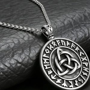 Détail macro du pendentif rune Viking Odin avec un nœud de la trinité celtique