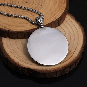 Pendentif rune d'Odin viking nordique en acier inoxydable avec chaîne à mailles carrées
