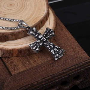 Pendentif croix punk gothique vintage avec crânes miniatures sur chaîne box