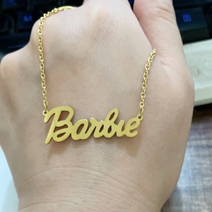 Κομψό χρυσό κολιέ με μενταγιόν γράμματα Barbie και λεπτή αλυσίδα για γυναίκες