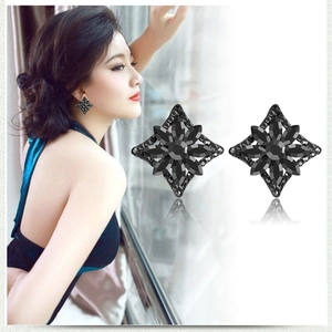 Gothic black rhinestone flower earrings in a vintage rhombus design for women