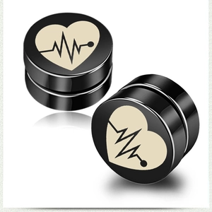 Détail d'un clip d'oreille noir magnétique avec motif cœur et électrocardiogramme