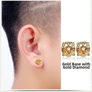 Détail de boucles d'oreilles dorées avec zircons champagne sertis à quatre griffes