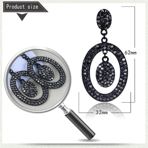 Detailansicht der schwarzen Strass-Ohrhänger mit Maßen von 62 mm Länge und 32 mm Breite