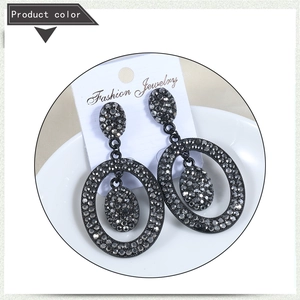 Detail von ovalen Vintage-Ohrringen in Gunmetal mit anthrazitfarbenen Strasssteinen