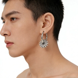 Boucle d'oreille fleur en acier inoxydable argenté portée par un mannequin chic