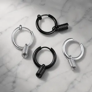 Détail de boucles d'oreilles en acier noir et argent avec pendentif ressort et clip
