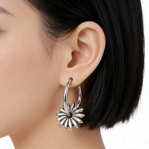Boucles d'oreilles fleurs en argent avec pétales superposés sur un modèle élégant