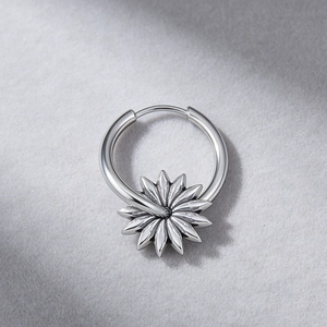Boucles d'oreilles fleurs en argent avec pendentif marguerite détaillé sur créoles