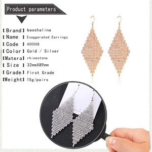 Vue macro de boucles d'oreilles losanges en strass montrant les détails des cristaux
