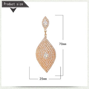 Détail des boucles d'oreilles à pompons en cristal avec dimensions de 70mm x 25mm