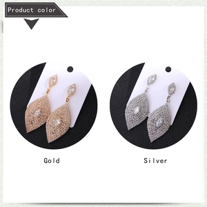 Vue détaillée des boucles d'oreilles pampilles en forme de feuille, coloris or et argent