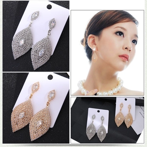 Détails des boucles d'oreilles en forme de feuille avec strass et cristal marquise