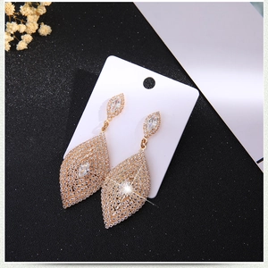 Vue détaillée des boucles d'oreilles marquise dorées avec strass pavés étincelants