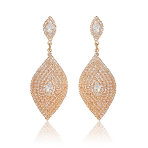 Boucles d'oreilles pendantes dorées à franges et strass marquise sur fond blanc pur