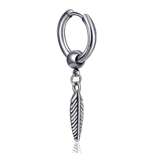Boucles d'Oreilles Créoles avec Pendentif Plume en Acier Titane Vintage Punk pour Hommes Femmes Style Rue Hip Hop Bijoux Argent Antique