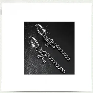 Détail de créoles en acier inoxydable argenté avec pendentif croix et chaîne style punk