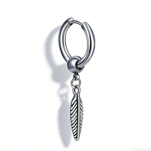 Vue détaillée du pendentif plume rétro punk sur une boucle d'oreille en acier argenté