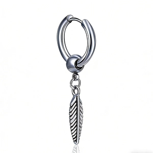Vue détaillée de la boucle d'oreille punk vintage avec pendentif plume en acier titane