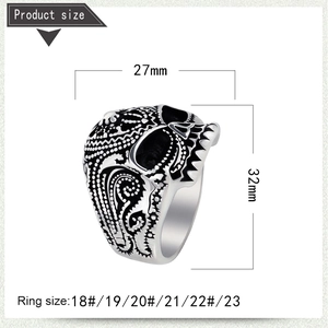 Macro detail of skull ring with black paisley embossing and size dimensions 32x27mm
