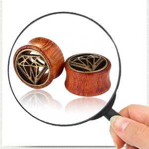 Dettaglio macro di plug in legno con inserto in metallo bronzo a forma di diamante