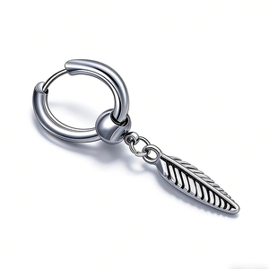 Détail d'une boucle d'oreille créole en acier titane argenté avec pendentif plume