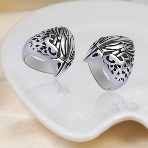 Vintage stainless steel eagle head rings for men with detailed feather engraving and oxidation
