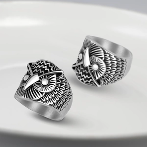 Vintage stainless steel owl ring set with detailed feather texture and retro black finish