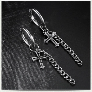Boucles d'oreilles croix en acier inoxydable style punk gothique sur fond noir