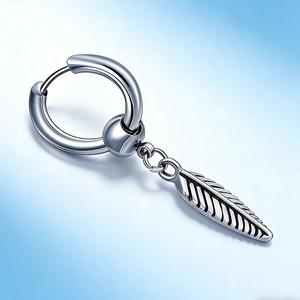 Vue détaillée du pendant d'oreille en acier inoxydable avec pendentif plume punk