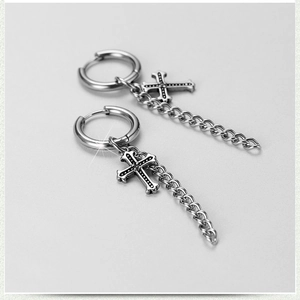 Boucles d'oreilles créoles en acier inoxydable argenté avec croix et chaîne punk