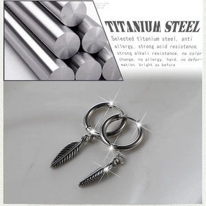 Boucles d'oreilles créoles punk en acier titane avec pendentif plume rétro