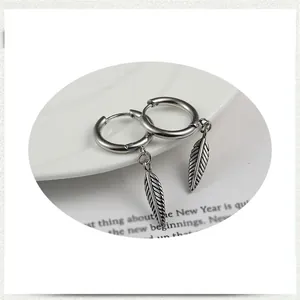 Boucles d'oreilles créoles punk vintage avec pendentifs plume en acier titane argenté