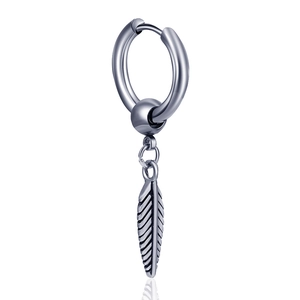Boucles d'oreilles punk en acier inoxydable avec pendentif plume argentée détaillée