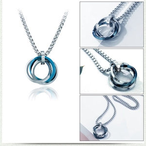 Vue macro de trois anneaux entrelacés en acier inoxydable en argent, bleu et noir poli
