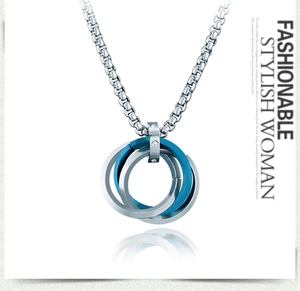 Détail du pendentif triple anneau entrelacé avec accent bleu et petits diamants